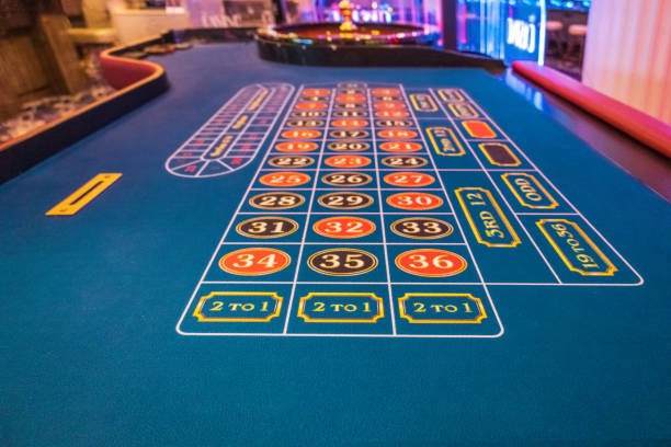 Hood vs Wolf betting interface on koipasti showing live dealer and game controls