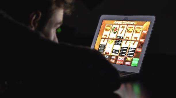 Lightning Roulette live-dealer studio on koipasti with spinning wheel and multiplier display
